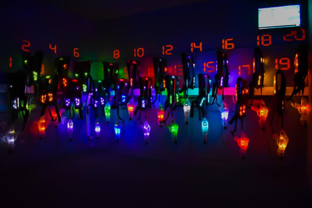 Sas d'entrée du terrain de laser game Gap avec éclairage futuriste