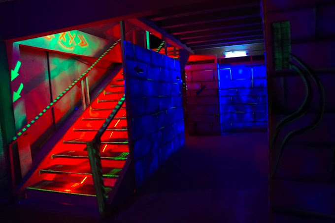 Terrain de laser game 1 à Gap avec structure immersive et éclairage