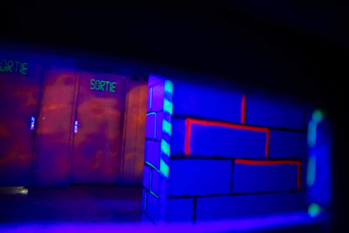 Vue détaillée du terrain de laser game Gap avec obstacles et zones de jeu